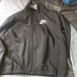 NIKE WOMENS SMALL WINDBREAKER *NEVER WORN* *TAGS INCLUDED* SIZE S